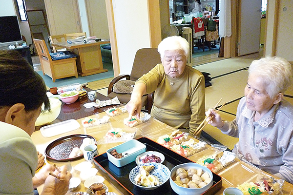 デイケアサービスで昼食を撮る老人