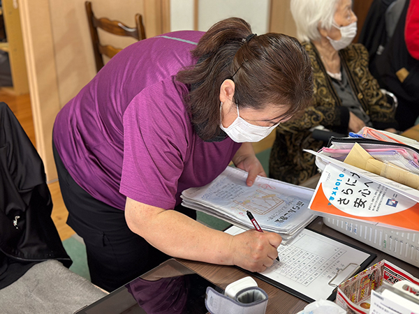 報告をを書く介護士